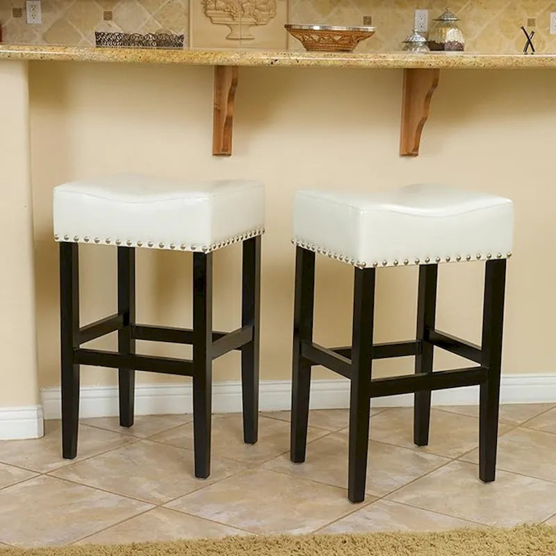 Tabouret de bar sans dossier en cuir ivoire avec garniture cloutée en bois
