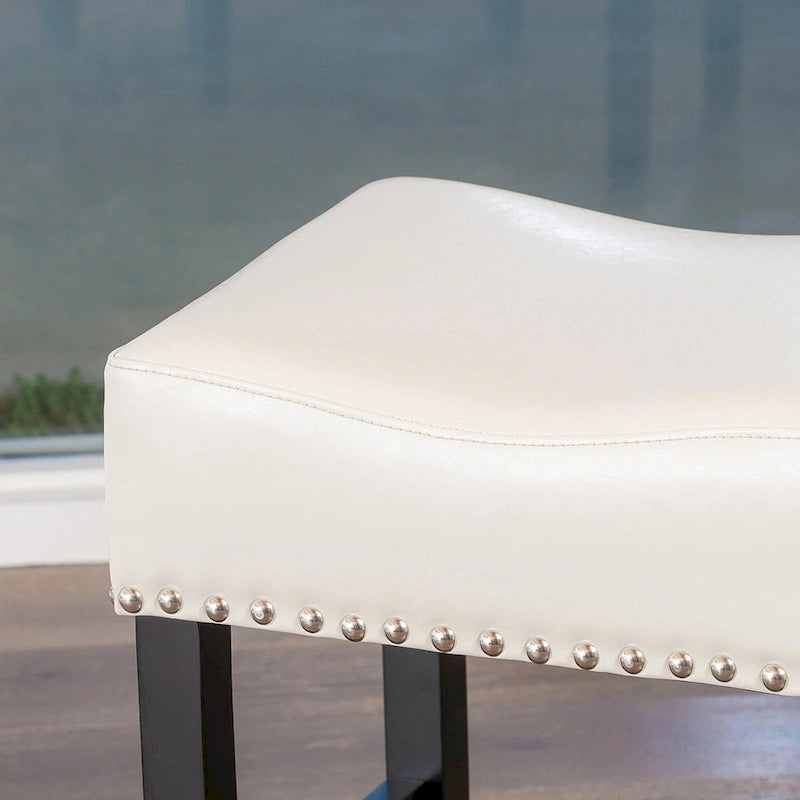 Tabouret de bar sans dossier en cuir ivoire avec garniture cloutée en bois