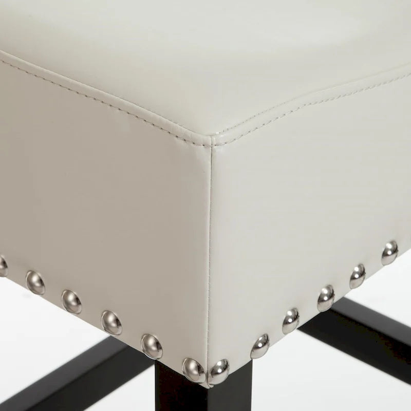 Tabouret de bar sans dossier en cuir ivoire avec garniture cloutée en bois