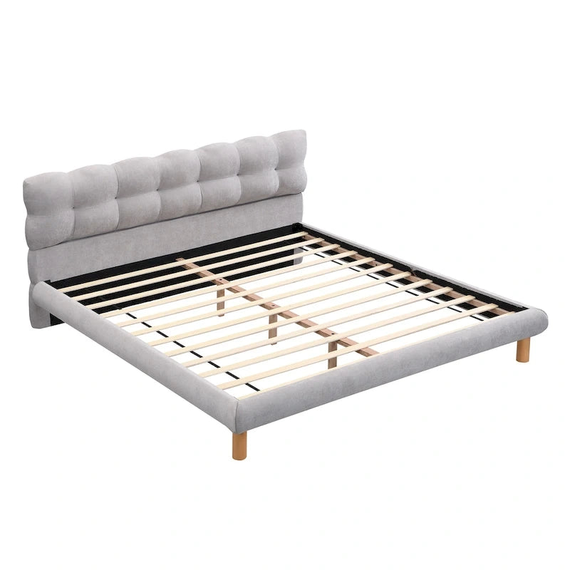 Lit plateforme en chenille grise, tête de lit capitonnée, pieds en bois, style moderne