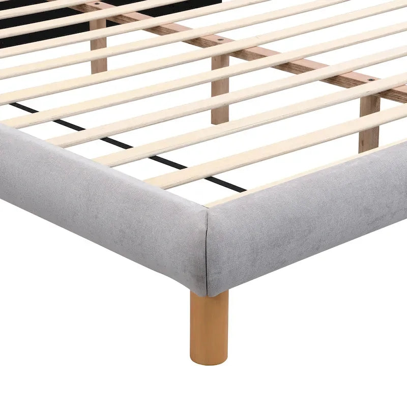 Lit plateforme en chenille grise, tête de lit capitonnée, pieds en bois, style moderne
