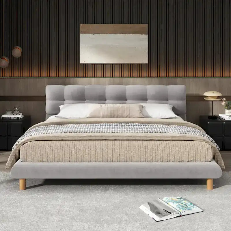 Lit plateforme en chenille grise, tête de lit capitonnée, pieds en bois, style moderne