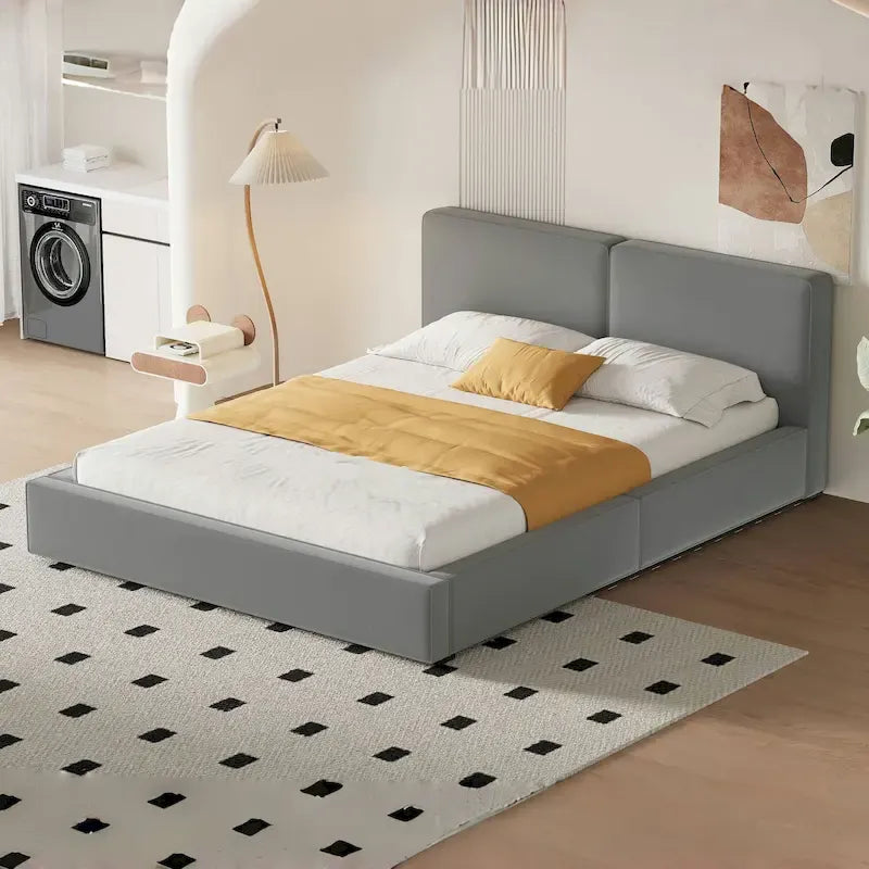 Lit queen-size plateforme en velours gris avec tête de lit rembourrée et profil bas