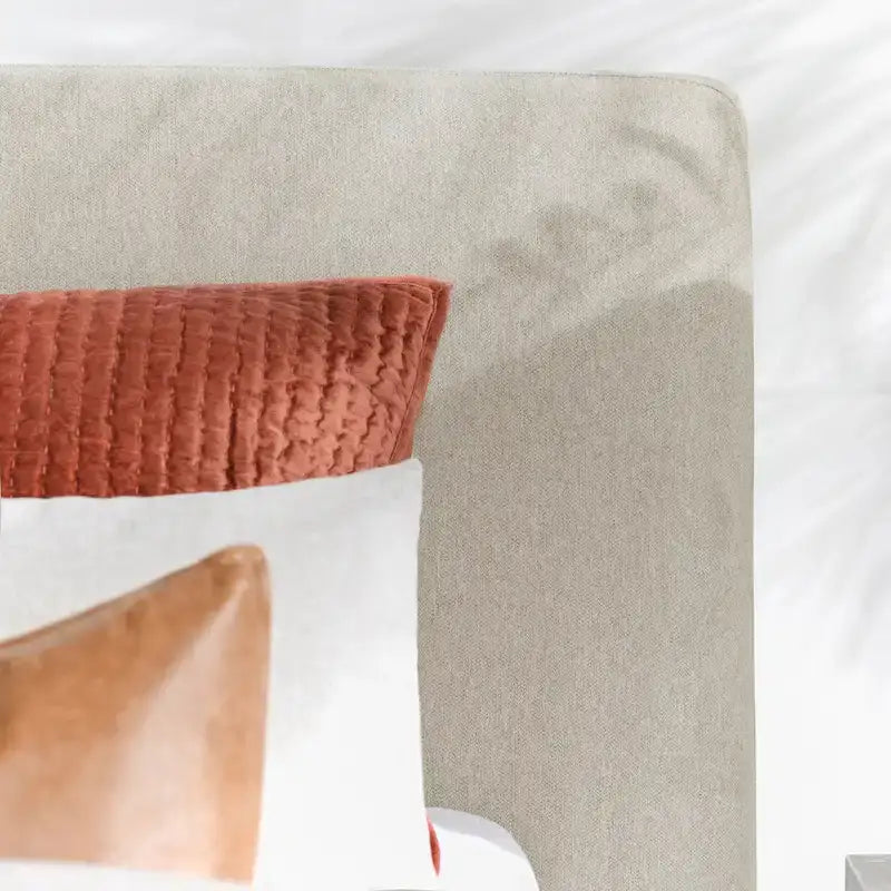 Lit plateforme rembourré à bords arrondis en beige crème
