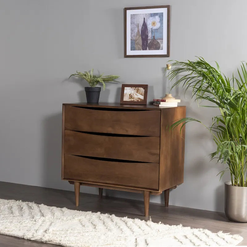 Commode trois tiroirs en bois massif avec poignées découpées, finition chêne et noyer
