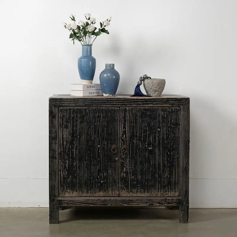 Bahut deux portes en bois noir vieilli avec un style rustique et campagnard vintage