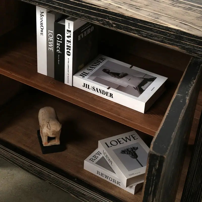 Bahut deux portes en bois noir vieilli avec un style rustique et campagnard vintage